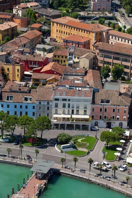Appartamento Attico In Piazza Matteotti Desenzano del Garda Esterno foto