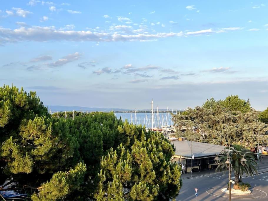 Appartamento Attico In Piazza Matteotti Desenzano del Garda Esterno foto